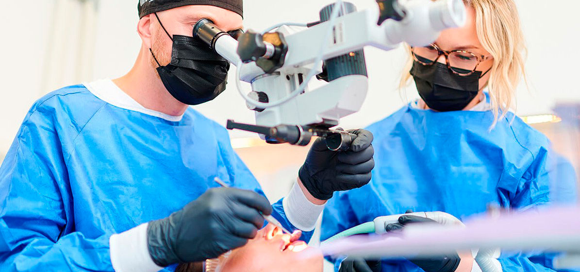 Професійна чистка зубів під мікроскопом